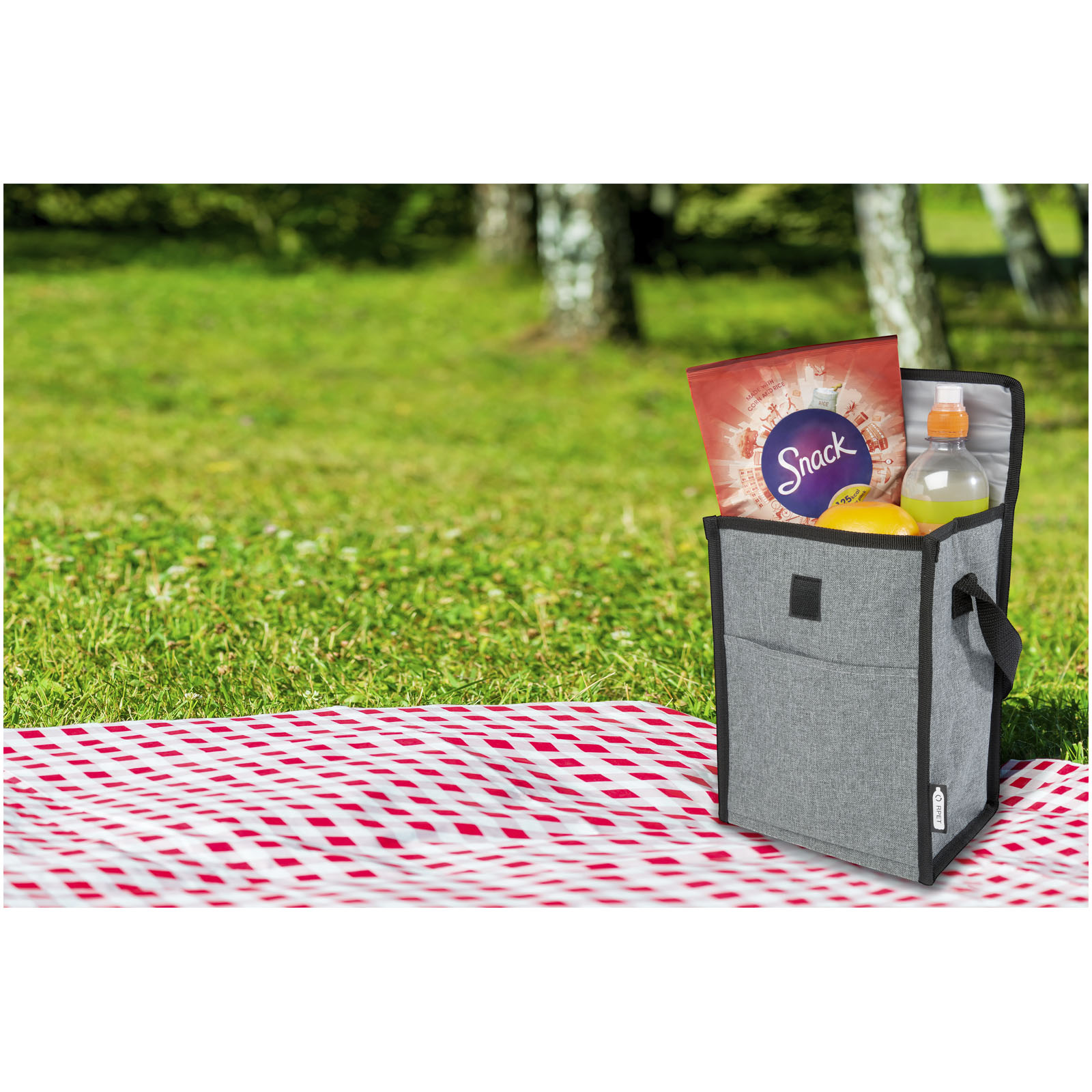 Thermal,Bag,With,A,Set,Of,Dishes,On,A,Checkered