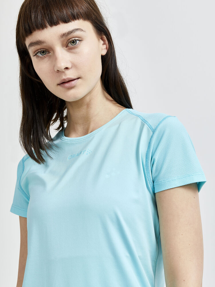 1908767-304000_ADV-Essence-SS-Slim-Tee_Closeup3