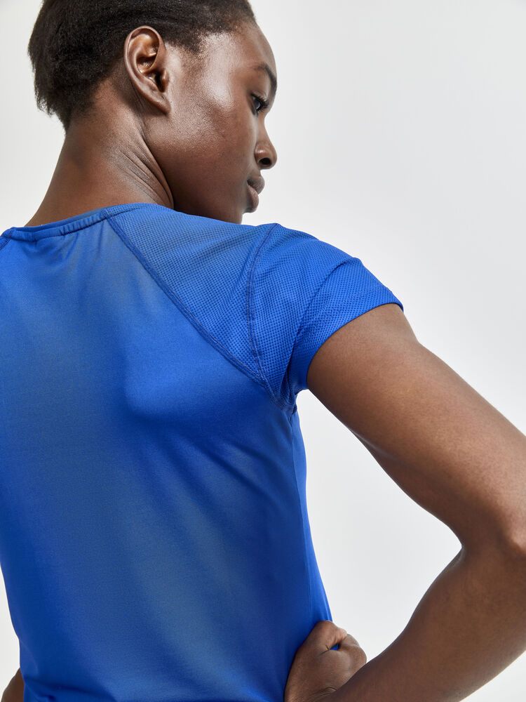 1908767-360000_ADV-Essence-SS-Slim-Tee_Closeup4