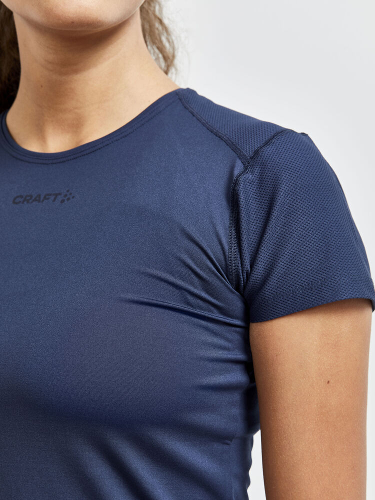 1908767-396000_ADV-Essence-SS-Slim-Tee_Closeup3