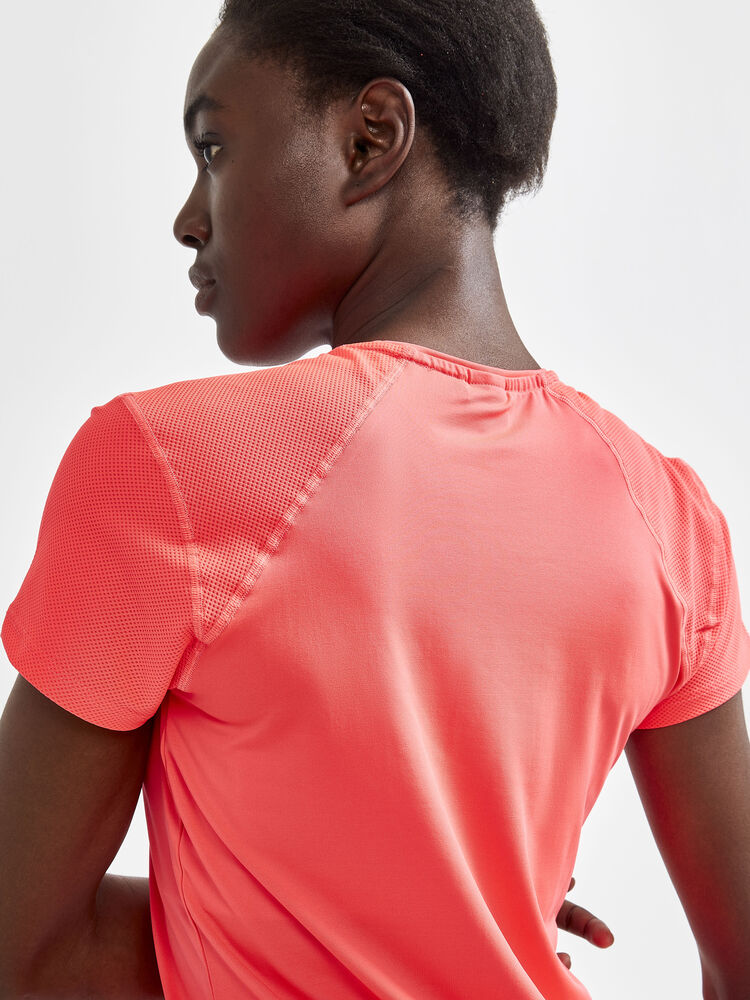 1908767-410000_ADV-Essence-SS-Slim-Tee_Closeup3