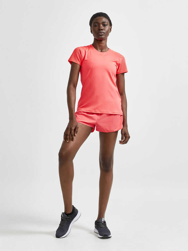 1908767-410000_ADV-Essence-SS-Slim-Tee_Closeup4