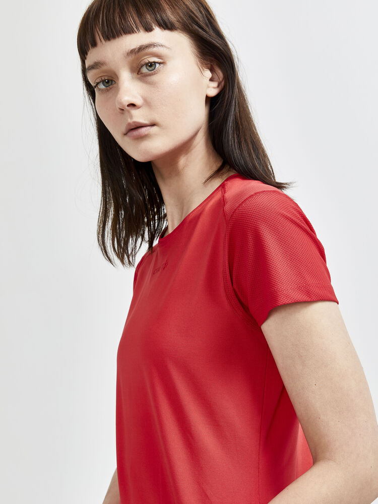 1908767-430000_ADV-Essence-SS-Slim-Tee_Closeup3