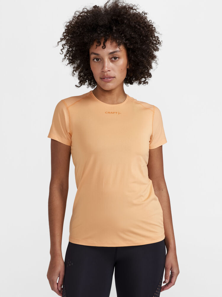 1908767-582000_ADV-Essence-SS-Slim-Tee-W_Closeup1