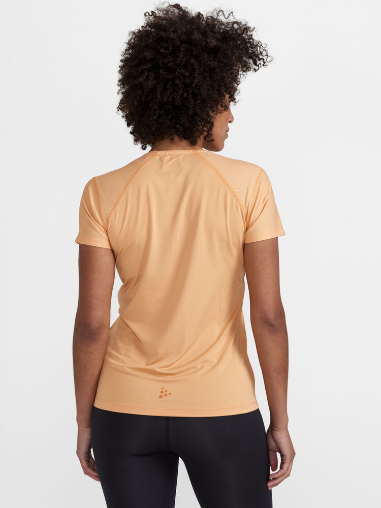1908767-582000_ADV-Essence-SS-Slim-Tee-W_Closeup2