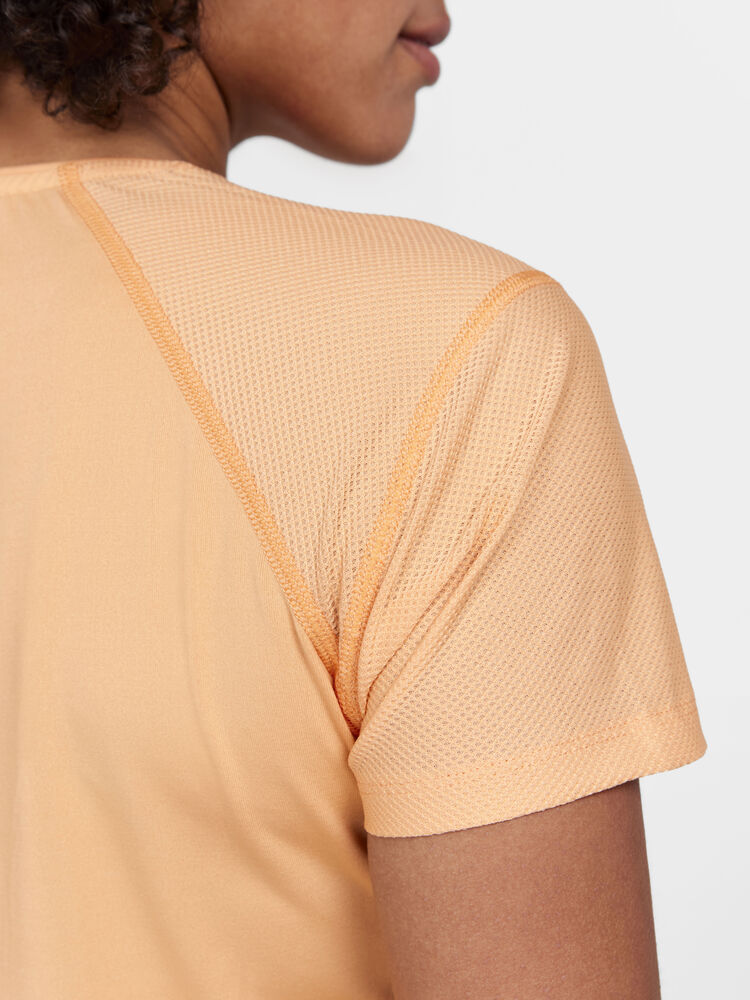 1908767-582000_ADV-Essence-SS-Slim-Tee-W_Closeup3