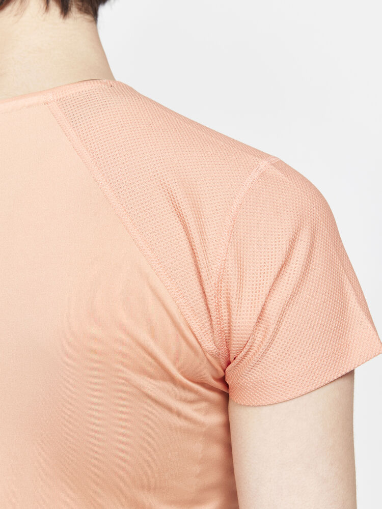 1908767-716000_ADV-Essence-SS-Slim-Tee-W_Closeup4