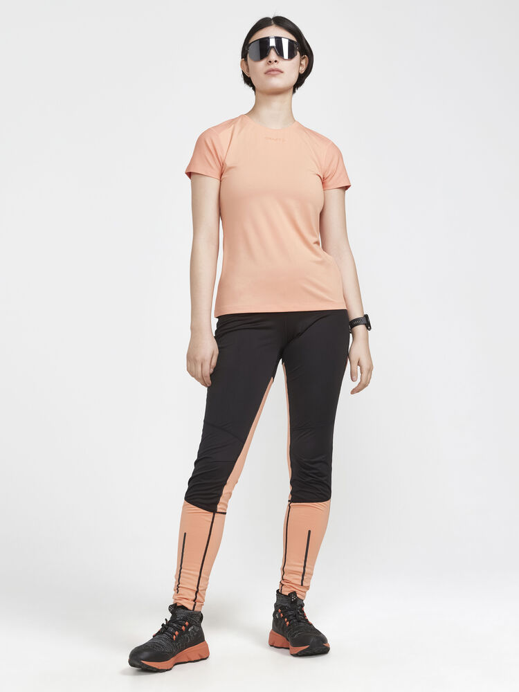 1908767-716000_ADV-Essence-SS-Slim-Tee-W_Closeup5