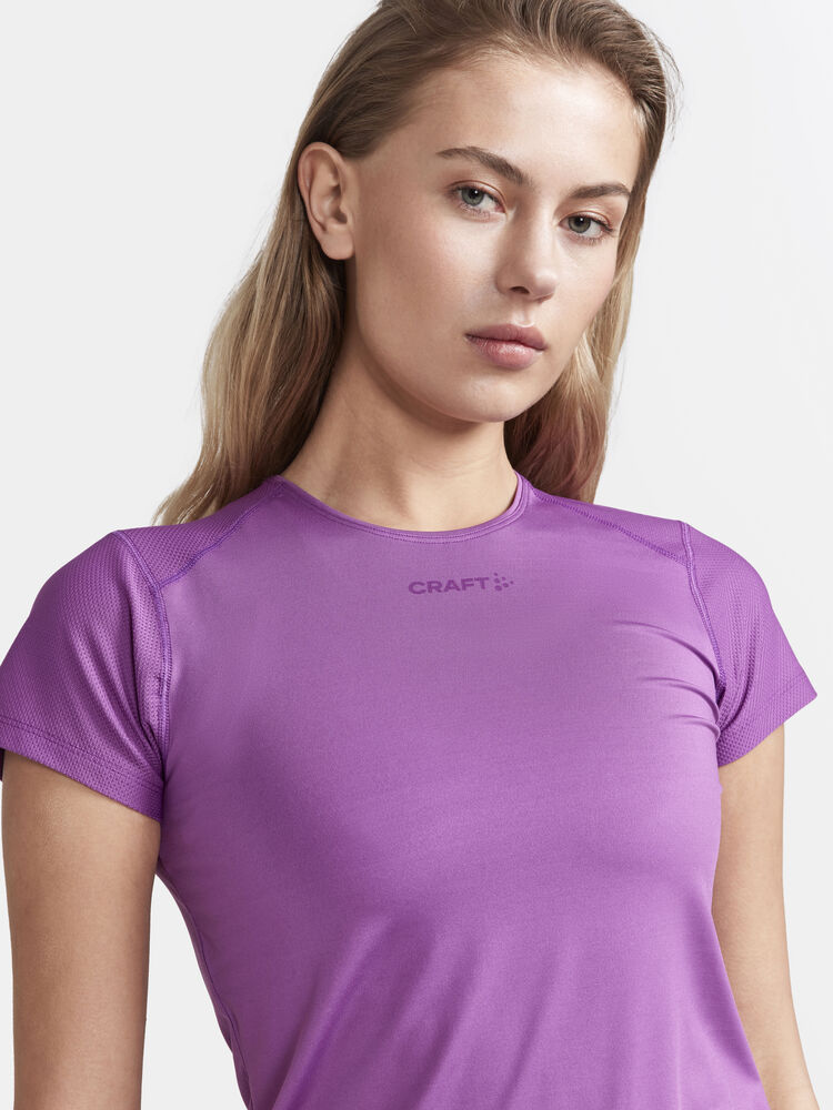 1908767-781000_ADV-Essence-SS-Slim-Tee-W_Closeup3