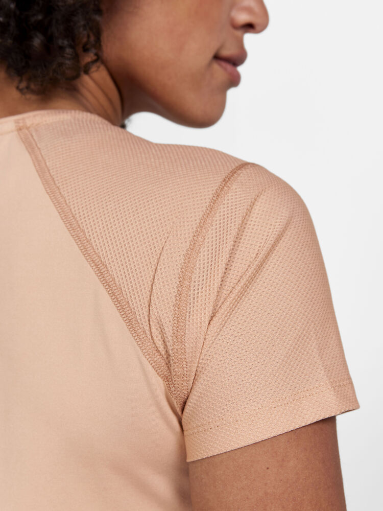 1908767-791000_ADV-Essence-SS-Slim-Tee-W_Closeup3