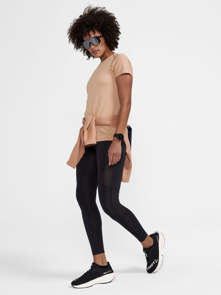 1908767-791000_ADV-Essence-SS-Slim-Tee-W_Closeup4