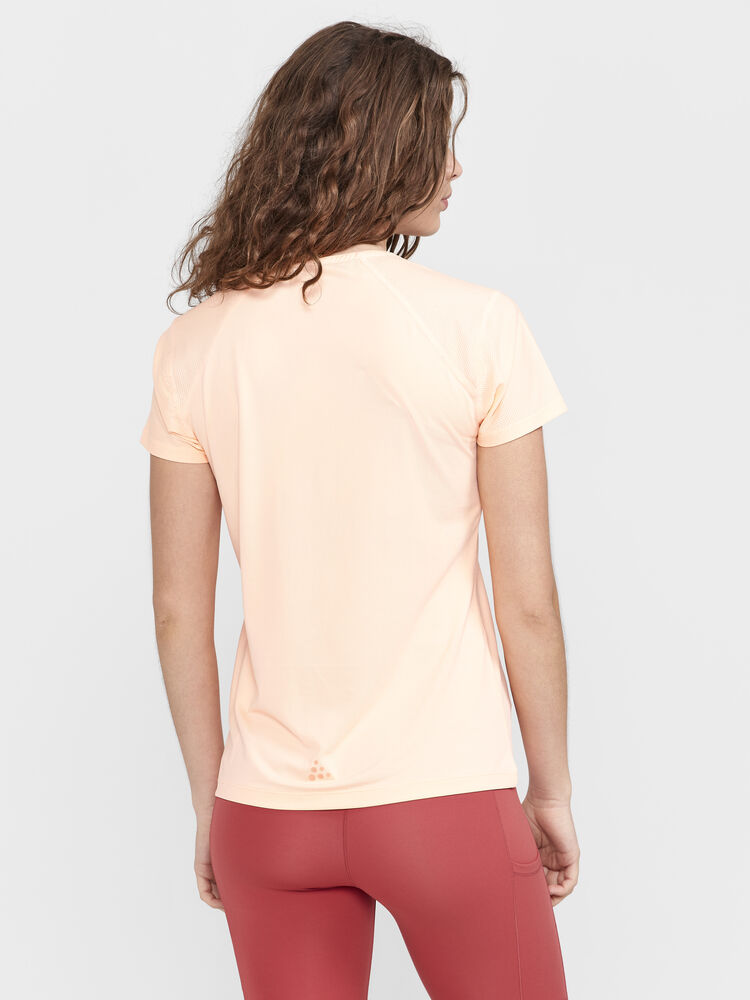 1908767-840000_ADV-Essence-SS-Slim-Tee-W_Closeup2