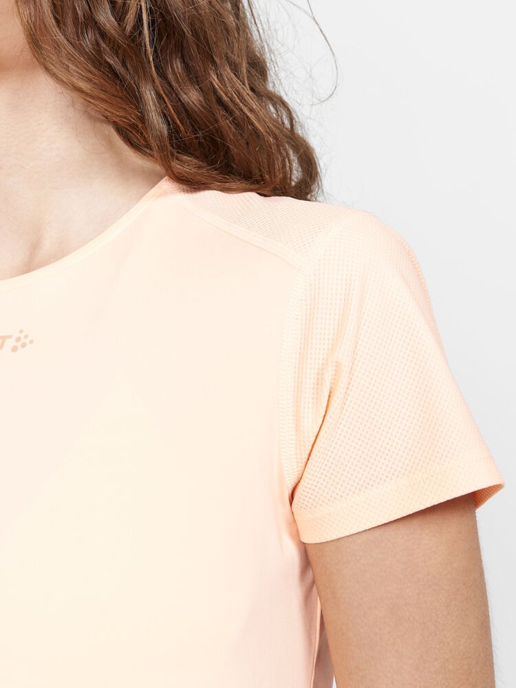1908767-840000_ADV-Essence-SS-Slim-Tee-W_Closeup3