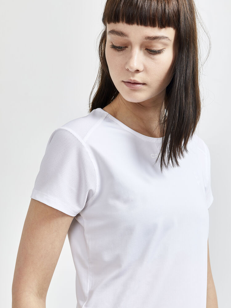 1908767-900000_ADV-Essence-SS-Slim-Tee_Closeup3