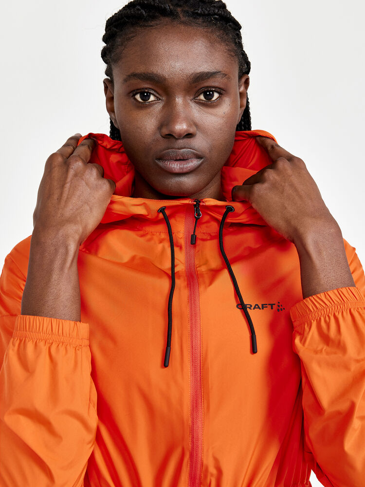 1909628-573000_ADV-Charge-Wind-Jacket-W_Closeup3
