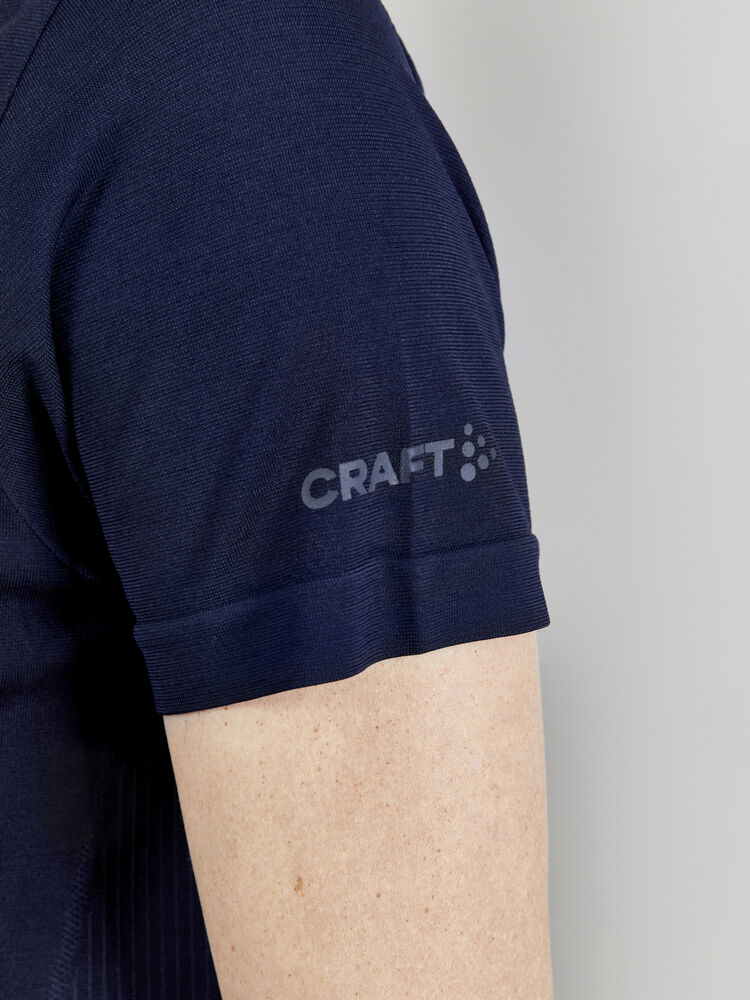 1910385-390000_ADV-Seamless-Polo-Shirt-W_Closeup5