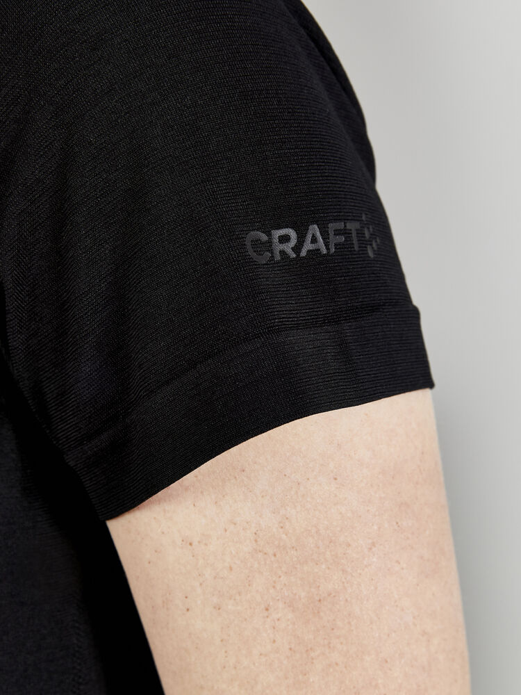 1910385-999000_ADV-Seamless-Polo-Shirt-W_Closeup5