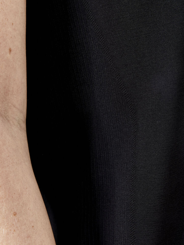 1910385-999000_ADV-Seamless-Polo-Shirt-W_Closeup6
