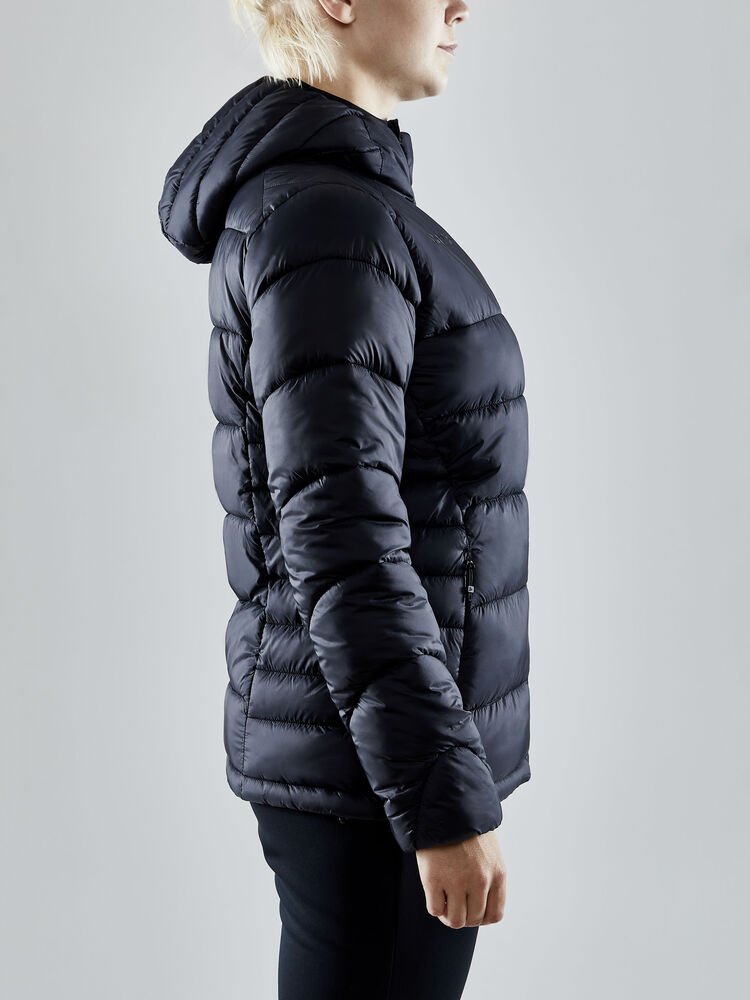 1910391-999000_Core-Explore-Isolate-Jacket-W_Closeup2