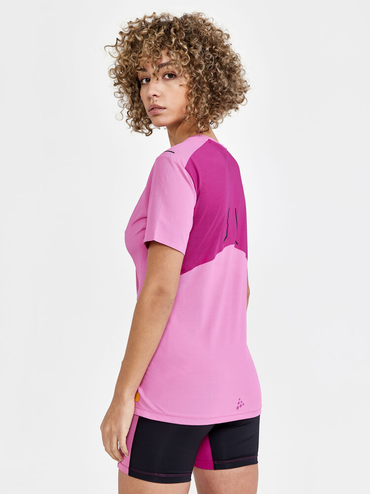 1910433-719486_PRO-Hypervent-SS-Tee-W_Closeup2