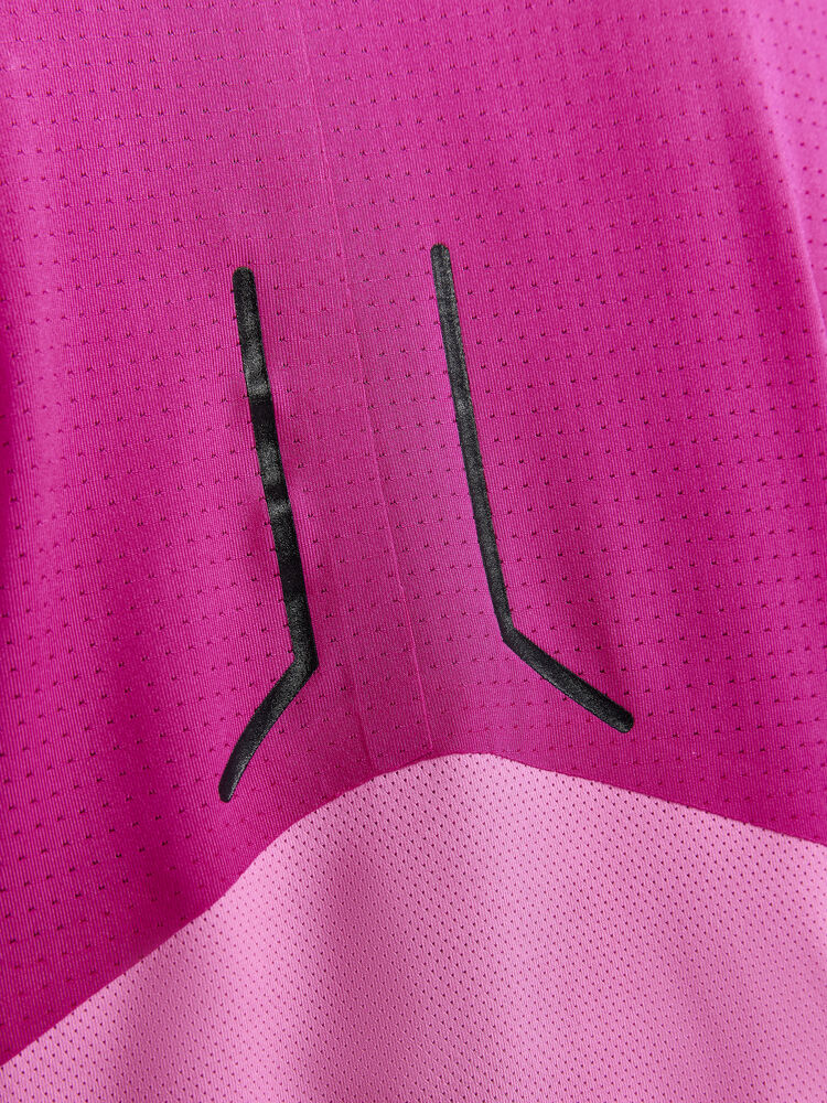 1910433-719486_PRO-Hypervent-SS-Tee-W_Closeup5