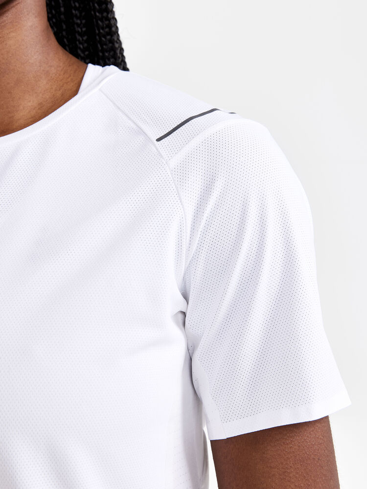 1910433-900000_PRO-Hypervent-SS-Tee-W_Closeup4