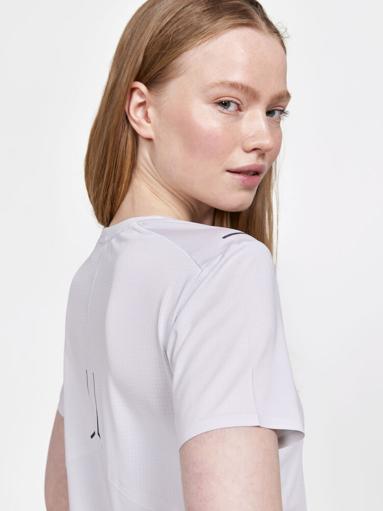 1910433-932000_PRO-Hypervent-SS-Tee-W_Closeup3