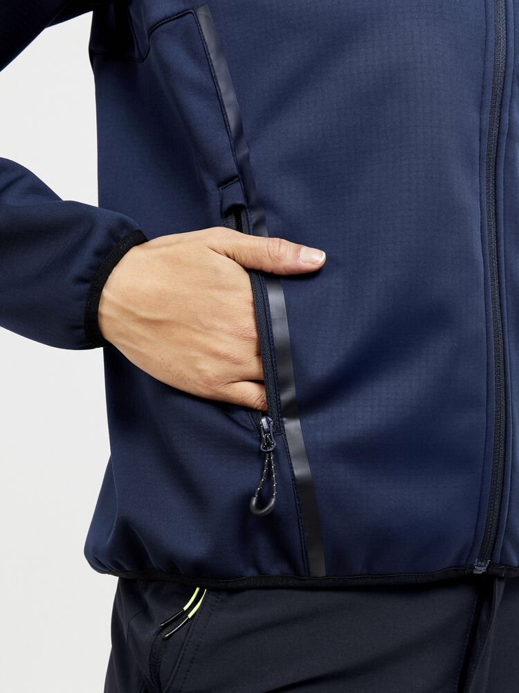 1910993-396000_ADV-Explore-Soft-Shell-Jacket-W_Closeup4