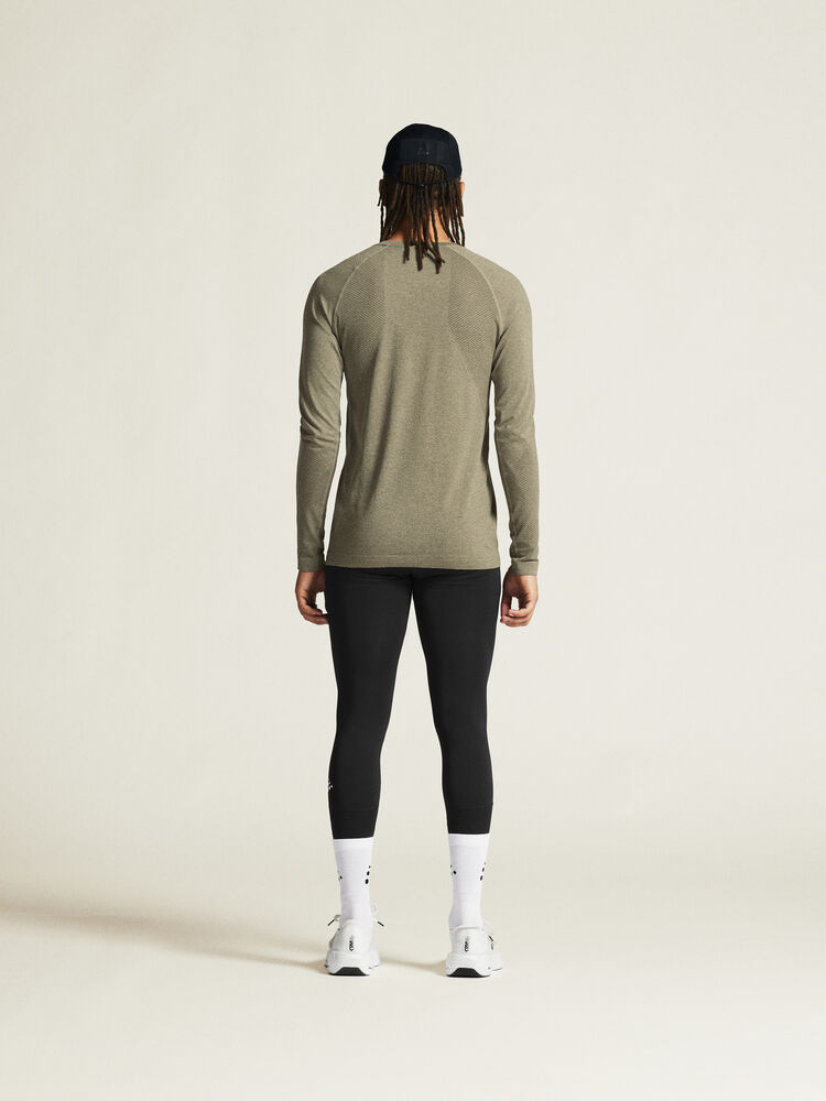 1911157-237000_CORE-Dry-Active-Comfort-LS-M_closeup3