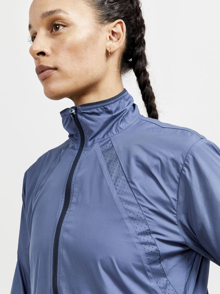 1911241-300000_ADV-Essence-Wind-Jacket-W_Closeup3