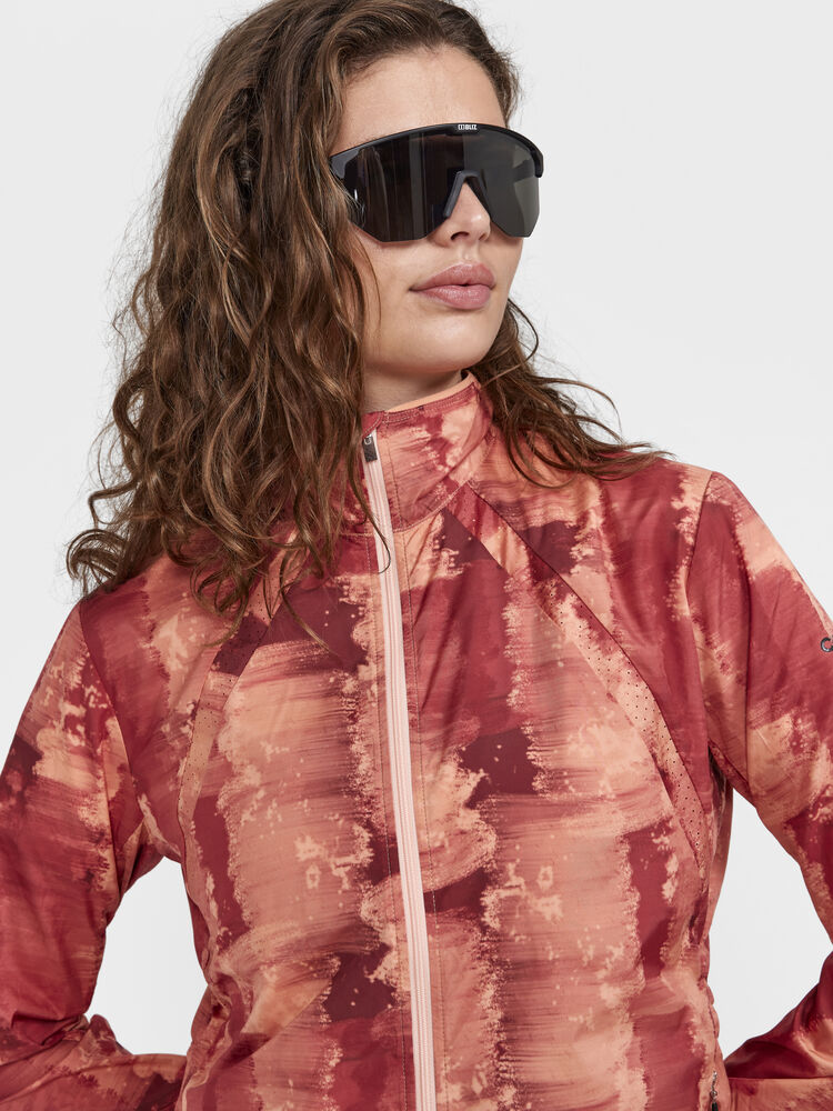 1911241-421007_ADV-Essence-Wind-Jacket-W_Closeup3