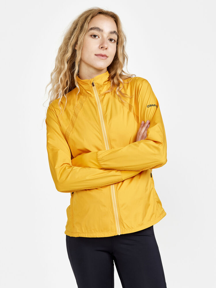 1911241-543000_ADV-Essence-Wind-Jacket-W_Closeup1