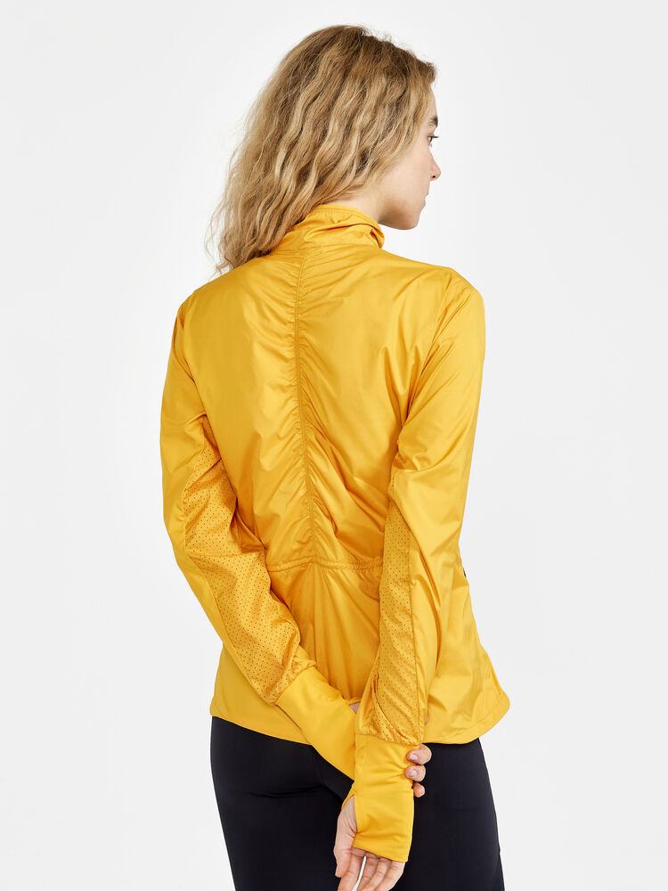 1911241-543000_ADV-Essence-Wind-Jacket-W_Closeup2