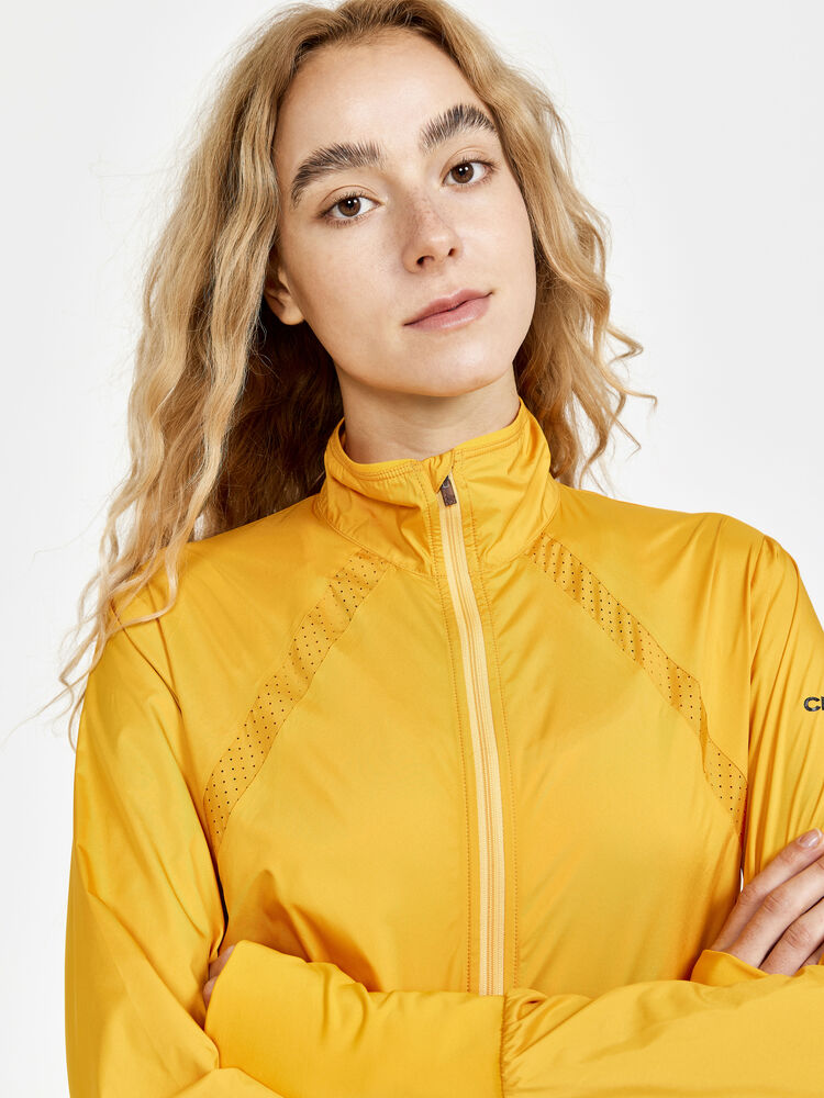 1911241-543000_ADV-Essence-Wind-Jacket-W_Closeup3