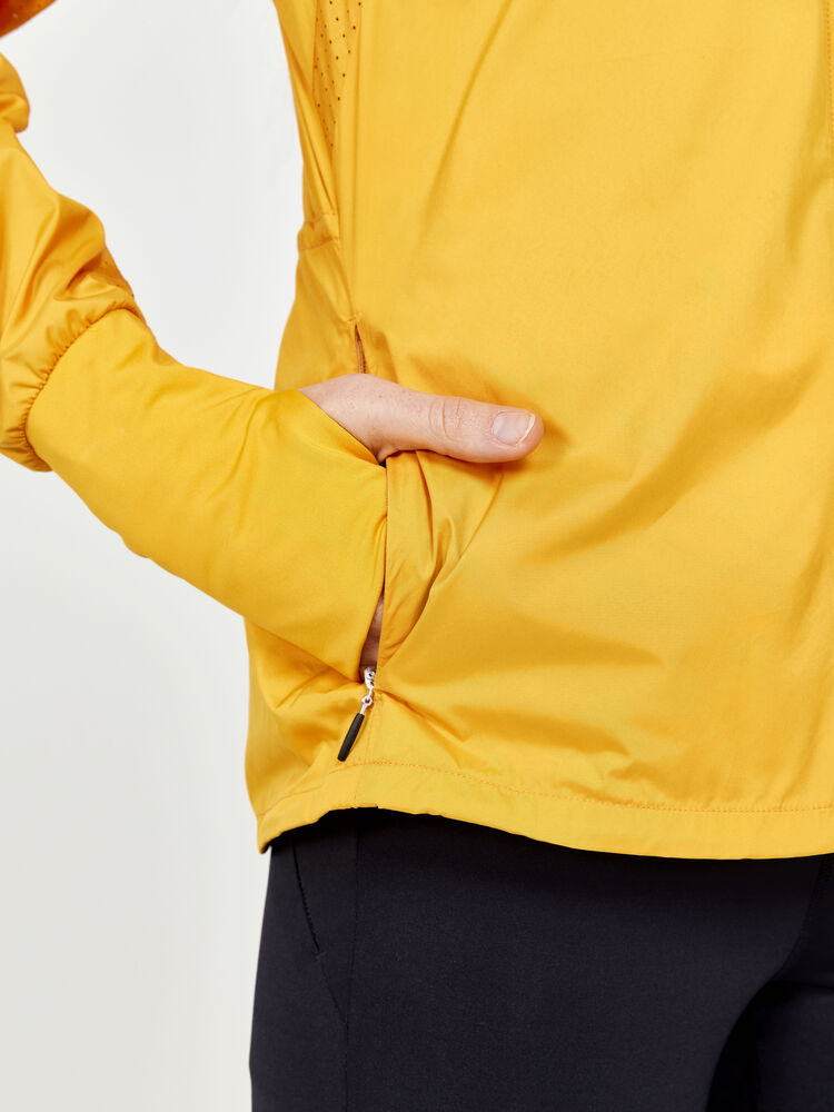 1911241-543000_ADV-Essence-Wind-Jacket-W_Closeup4