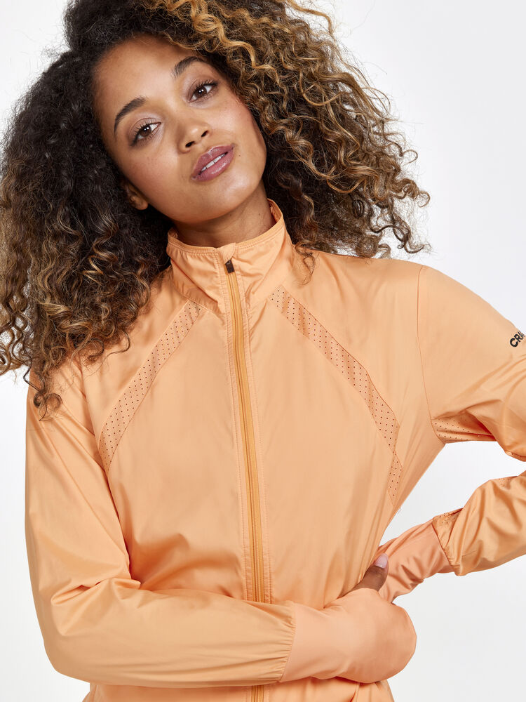 1911241-582000_ADV-Essence-Wind-Jacket-W_Closeup3