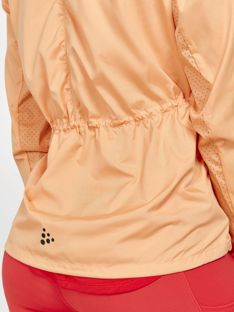 1911241-582000_ADV-Essence-Wind-Jacket-W_Closeup4