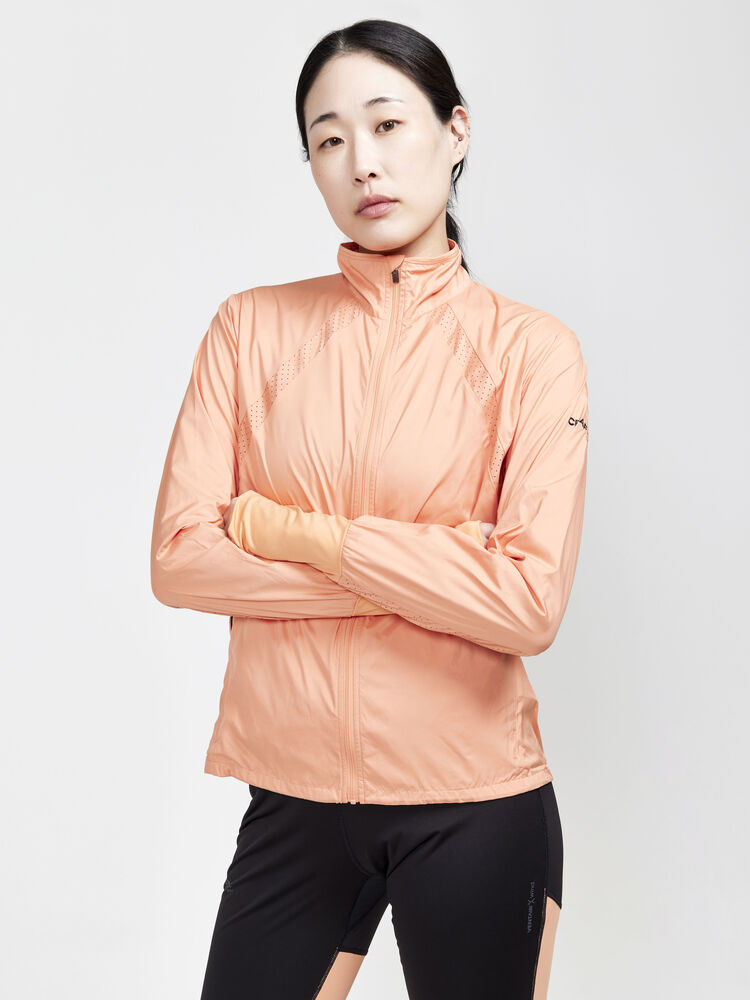 1911241-716000_ADV-Essence-Wind-Jacket-W_Closeup1