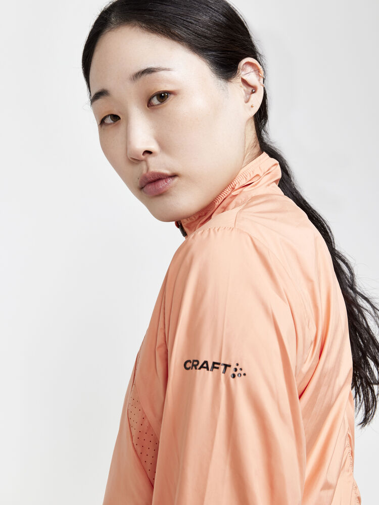 1911241-716000_ADV-Essence-Wind-Jacket-W_Closeup3