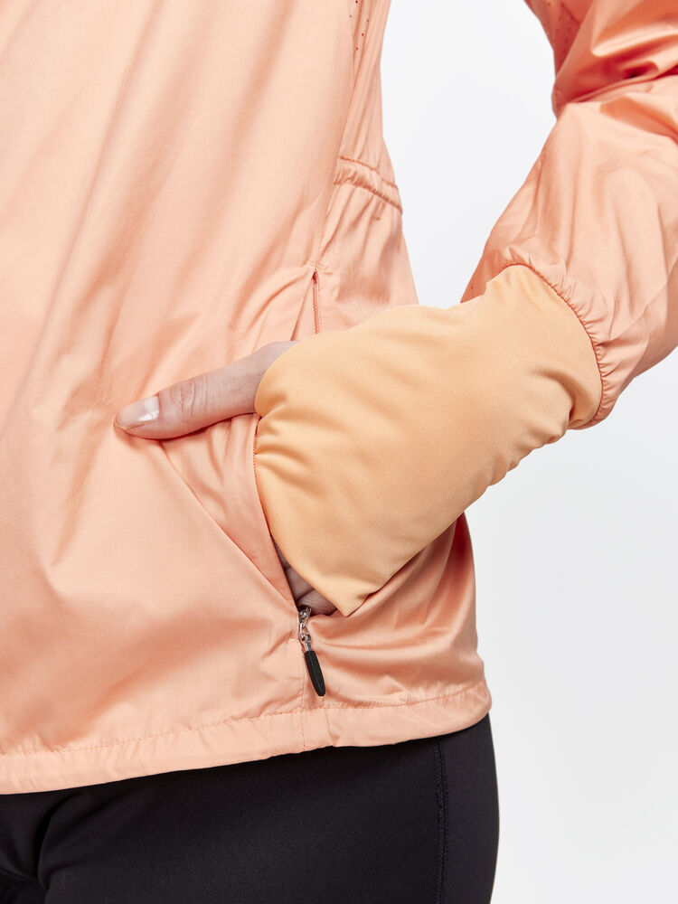 1911241-716000_ADV-Essence-Wind-Jacket-W_Closeup4