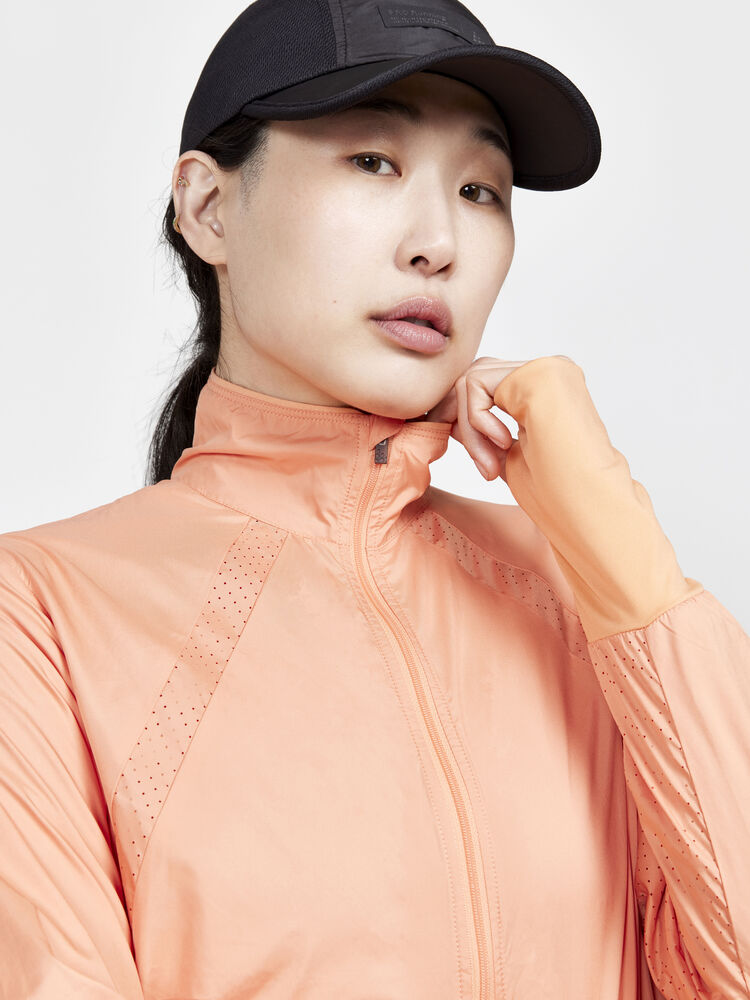 1911241-716000_ADV-Essence-Wind-Jacket-W_Closeup5