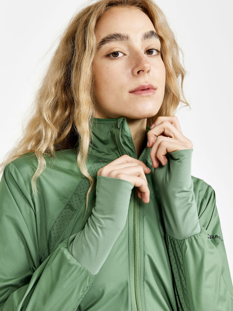 1911241-812000_ADV-Essence-Wind-Jacket-W_Closeup3