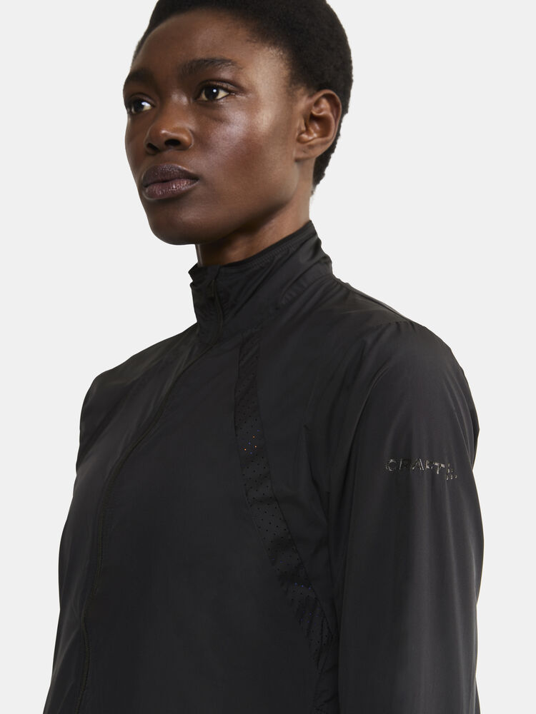 1911241-999000_ADV-ESSENCE-WIND-JACKET-W_closeup_5003