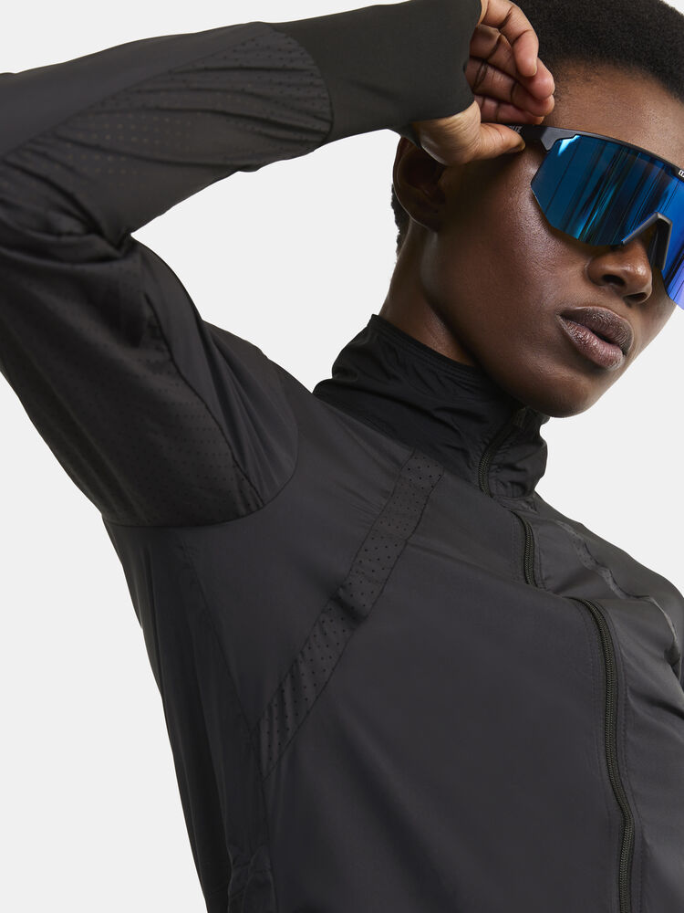 1911241-999000_ADV-ESSENCE-WIND-JACKET-W_closeup_5012