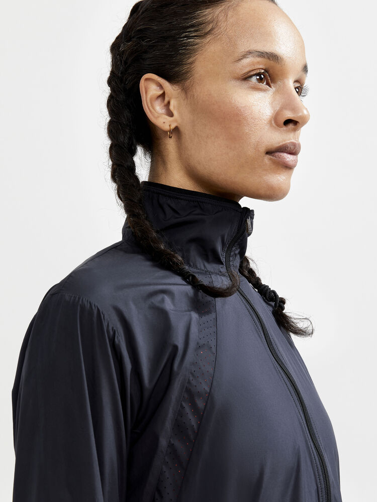 1911241-999000_ADV-Essence-Wind-Jacket-W_Closeup3