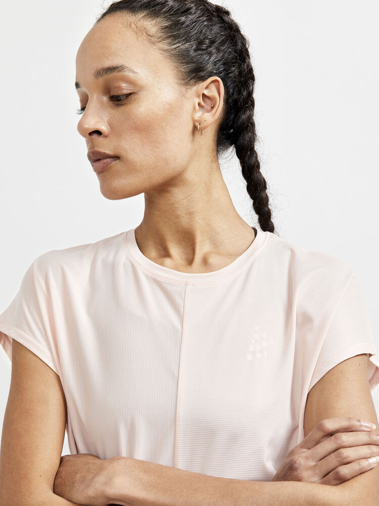 1911242-718000_CORE-Charge-Rib-Tee-W_Closeup3