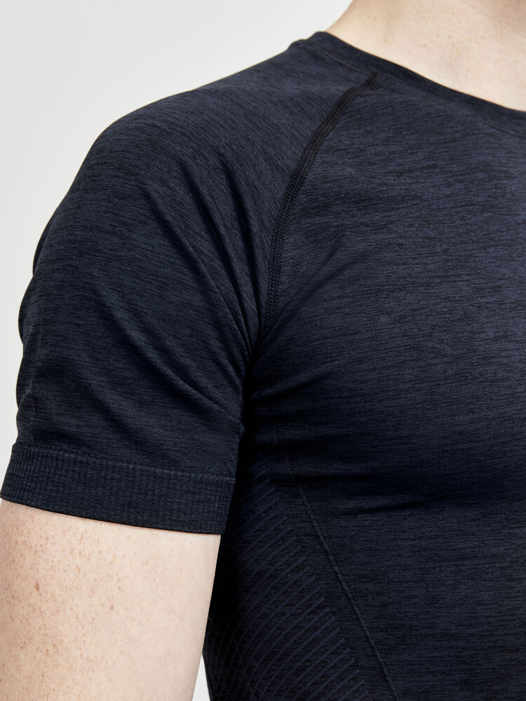 1911678-999000_CORE-Dry-Active-Comfort-SS-M_Closeup3