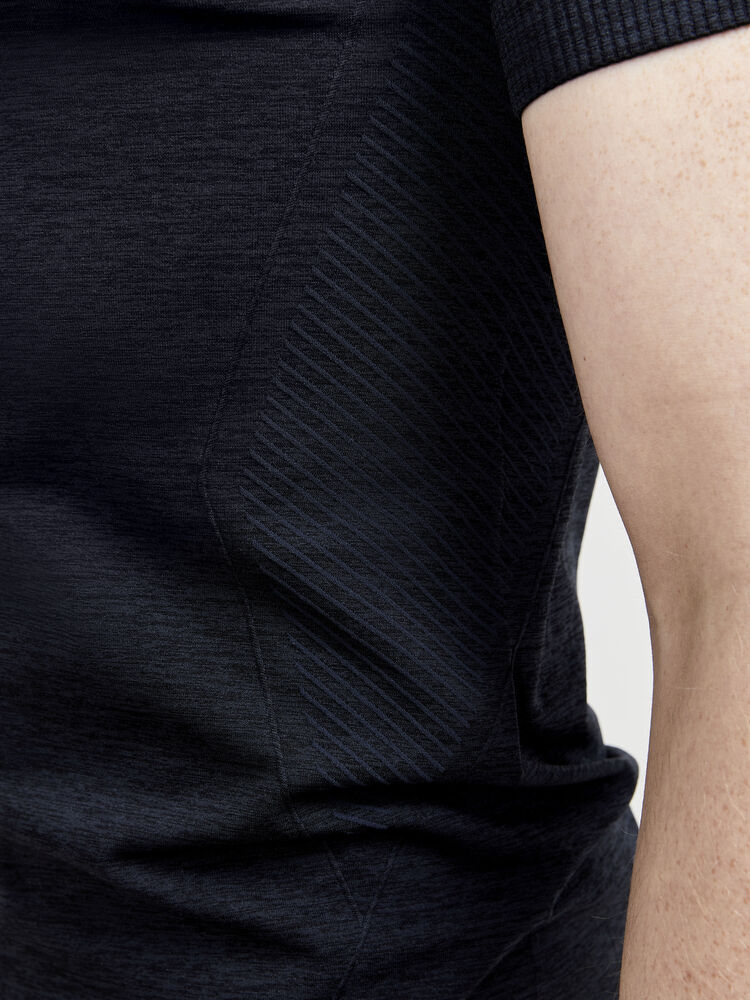 1911678-999000_CORE-Dry-Active-Comfort-SS-M_Closeup4