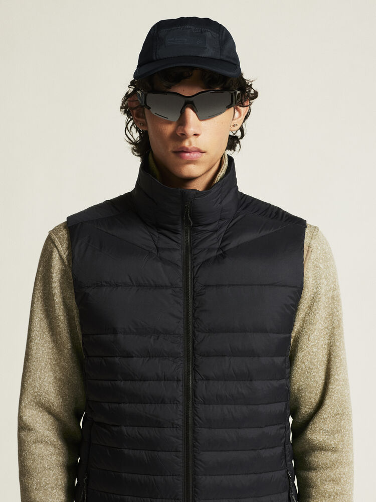 1915254-999000_ADV-Explore-Lt-Down-Vest-M_closeup5