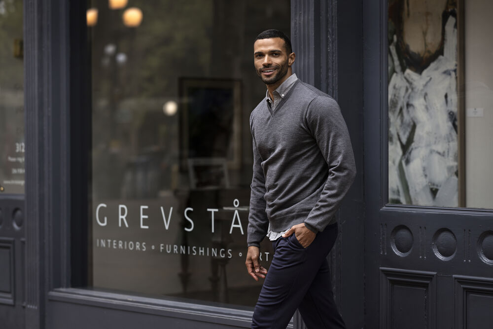 355430_IMaw23_EverettVneck